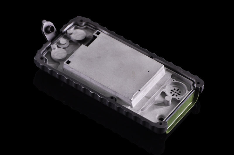 Prototype de produit militaire et de sécurité – Alliage d'aluminium CNC + surmoulage de colle souple | YYI Tech